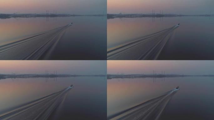 日落之后或日出之前乘摩托艇。空中早晨或傍晚。五颜六色