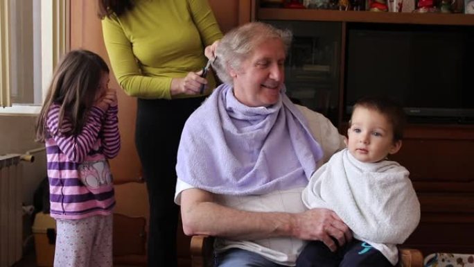 快乐的多代家庭在家做DIY理发