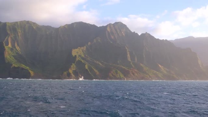 Na Pali海岸州立公园是夏威夷州立公园，位于最古老的夏威夷岛考艾岛西北侧。它被吹捧为地球上最美丽