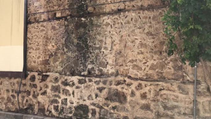 土耳其安塔利亚·卡莱奇老城火灾事故后被烧毁的古代历史2层房屋废墟。4k库存视频，记录了灰烬和纵火，倒