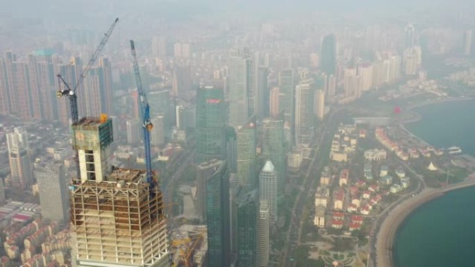 日落时间青岛城市景观市中心摩天大楼建筑顶吊高空中全景4k中国