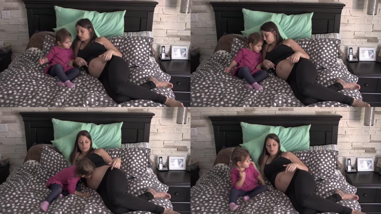 有女儿躺在床上的孕妇