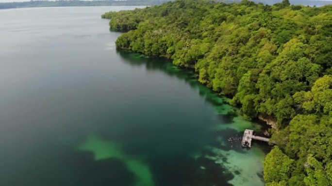 印度尼西亚德拉万东加里曼丹卡卡班岛湖的鸟瞰图。