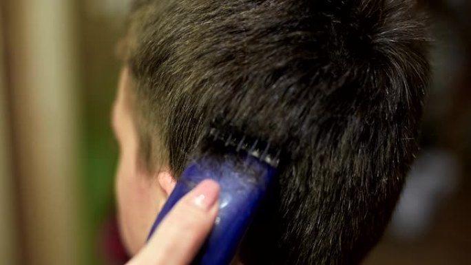 在检疫和自我隔离期间在家理发，一位家庭主妇剪掉了十几岁儿子的头发