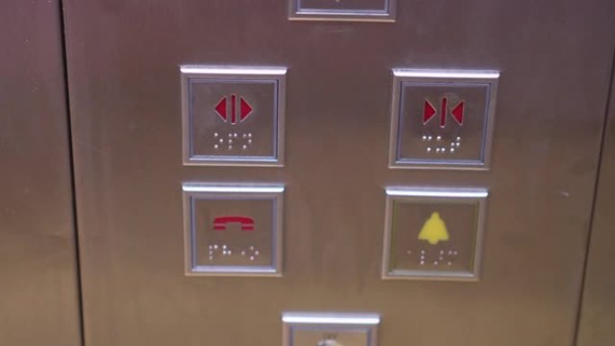 两张橡胶手套手按下电梯按钮