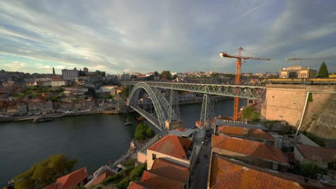 葡萄牙杜罗河和唐路易斯桥的波尔图城市景观