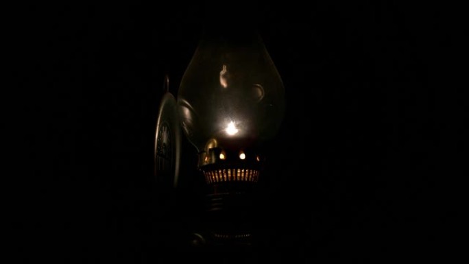 复古油灯古董站在黑暗中的桌子上