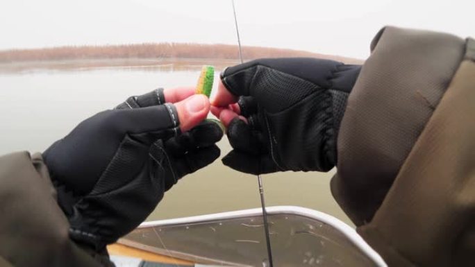 垂钓者准备在河上钓鱼的硅胶诱饵，钩子和铅货物