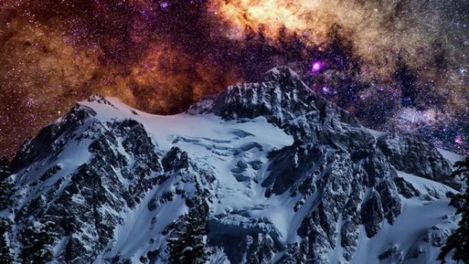 白雪皑皑的山峰上的银河系