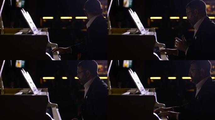 一位钢琴家在观众背景下近距离表演自己的音乐