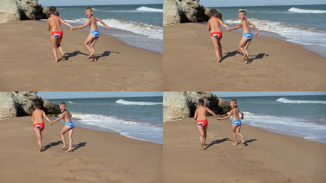 孩子们沿着海岸线奔跑。海浪冲过海滩。男孩们手牵手沿着海滩奔跑。在海边其他地方戴眼镜的孩子。男孩跑着又