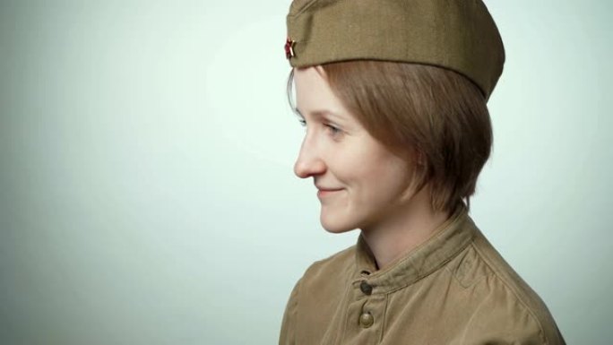 一名身穿苏联制服的白人女子的视频