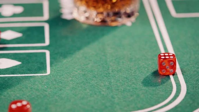 绿色扑克桌上红色掷骰子的特写