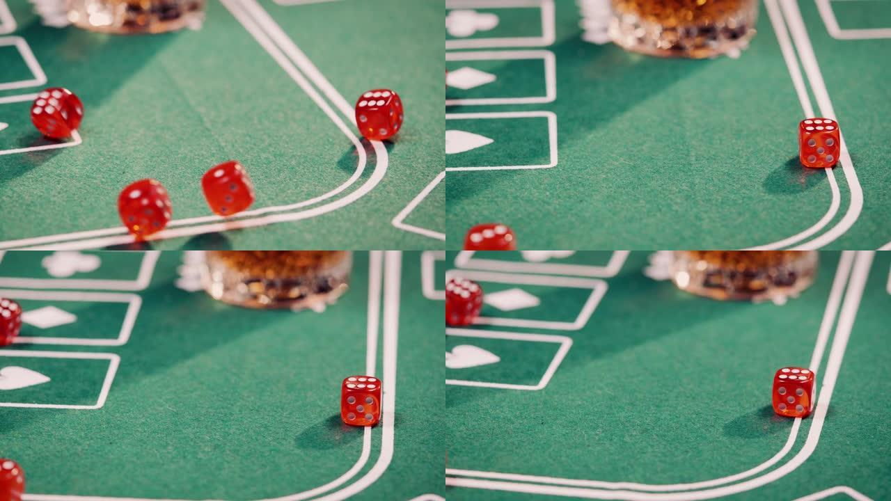 绿色扑克桌上红色掷骰子的特写