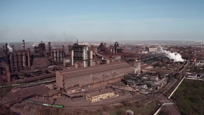 灰烟高高的烟囱管道的鸟瞰图。管道污染工业大气，烟雾生态污染，工业工厂污染。工业管道向大气排放。