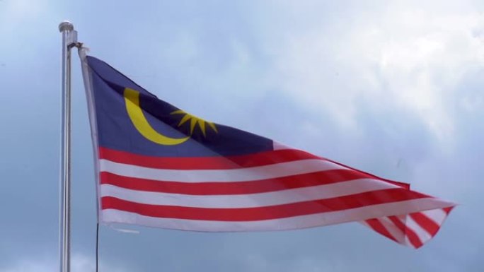 慢动作的马来西亚国旗在阳光明媚的日子在风中飘扬