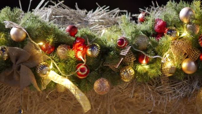 户外稻草拱门装饰有圣诞树树枝和花环灯