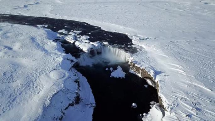 Godafoss或众神之水是位于欧洲冰岛东北地区的大瀑布。这是无人驾驶视野或鸟瞰图的美丽场景。