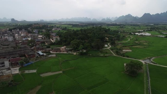 中国桂林喀斯特山区稻田的航拍视频