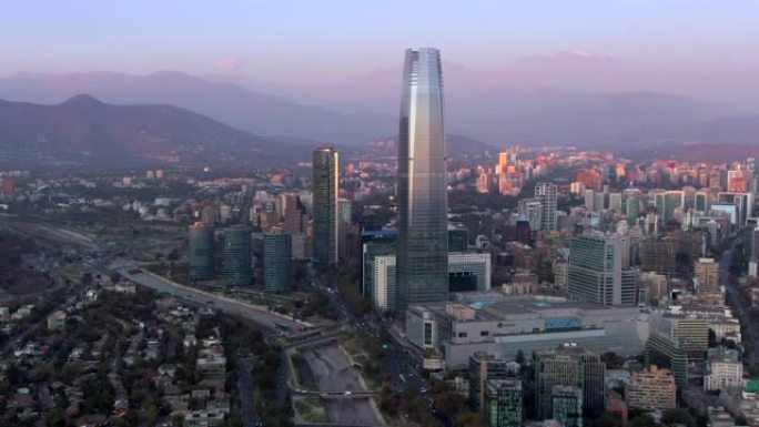 智利圣地亚哥，城市景观的鸟瞰图显示了日落时分金融区的现代建筑