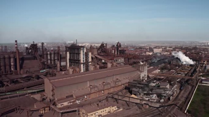 灰烟高高的烟囱管道的鸟瞰图。管道污染工业大气，烟雾生态污染，工业工厂污染。工业管道向大气排放。