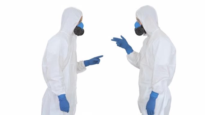 穿着hazamat西装的医生或科学家在白色背景上见面并握手