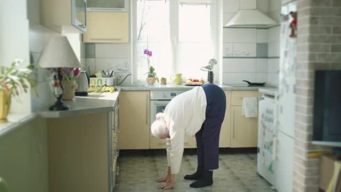 老奶奶在厨房跳舞。