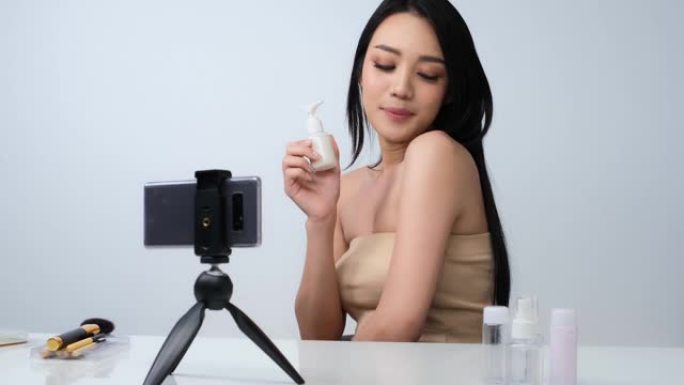 化妆视频记录器影响者创建化妆品解释器视频。个人化妆vlog。年轻的亚洲女性影响者美容时尚博客。