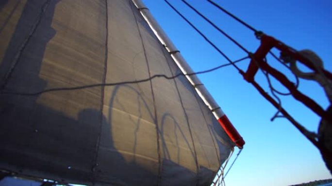 埃及的Felucca船当地埃及航海家在划过尼罗河时在白色帆上的阴影