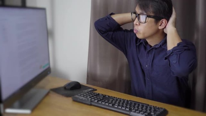 男子在个人电脑上搜索在线工作的网站，寻找下一份新型冠状病毒肺炎锁定的工作