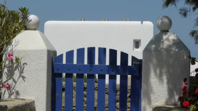 米科诺斯岛上的蓝门和白色柱子