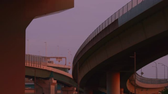 黄昏的天空和高速公路高架桥