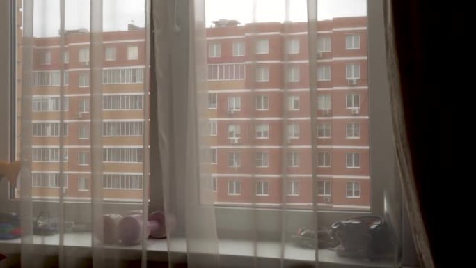 对面城市的窗户矗立着房子，清晰可见的窗户，相机水龙头