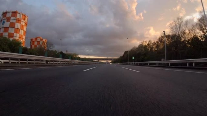 黄昏时在高速公路上行驶/后视图