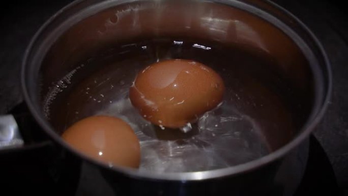 鸡蛋在平底锅中的沸水中上下跳跃