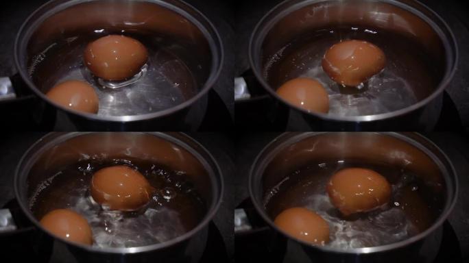 鸡蛋在平底锅中的沸水中上下跳跃