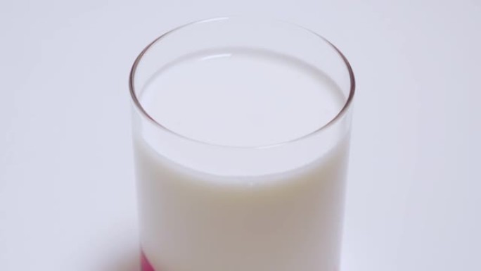 玻璃杯与自制酸奶隔离在白色背景。玻璃杯静止不动4k