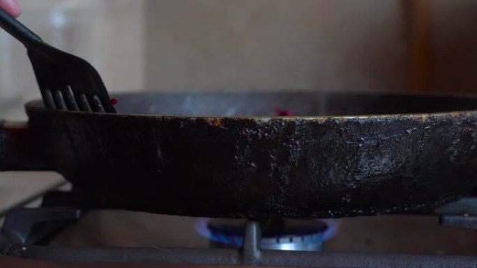 磨碎的甜菜在装有明火的煤气炉上，在油的煎锅中油炸。