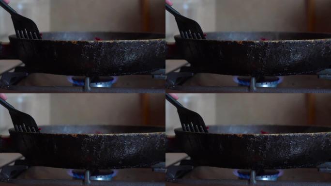 磨碎的甜菜在装有明火的煤气炉上，在油的煎锅中油炸。
