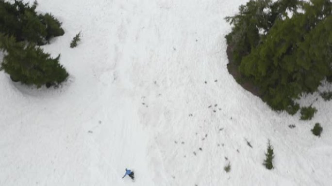 滑雪板在滑雪板上方的鸟瞰图，滑雪者在滑雪坡上骑行，跳下后空翻技巧