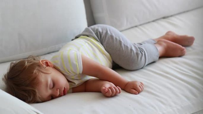 坦率的婴儿睡觉。一岁婴儿睡午觉