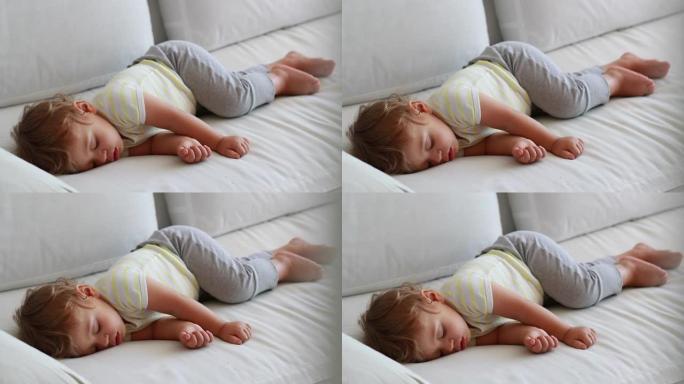 坦率的婴儿睡觉。一岁婴儿睡午觉