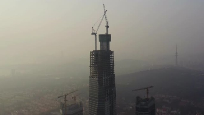 日落时间青岛市市中心摩天大楼建设顶部空中全景4k中国