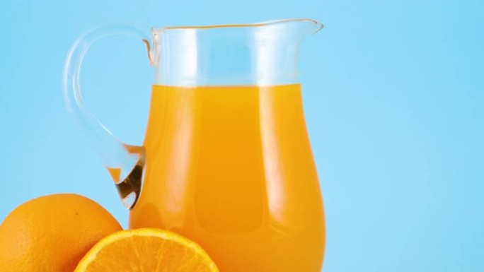 水罐中榨橙汁的特写