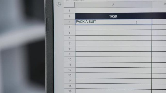 标记任务的人在在线计划、待办事项列表中打包一个手提箱