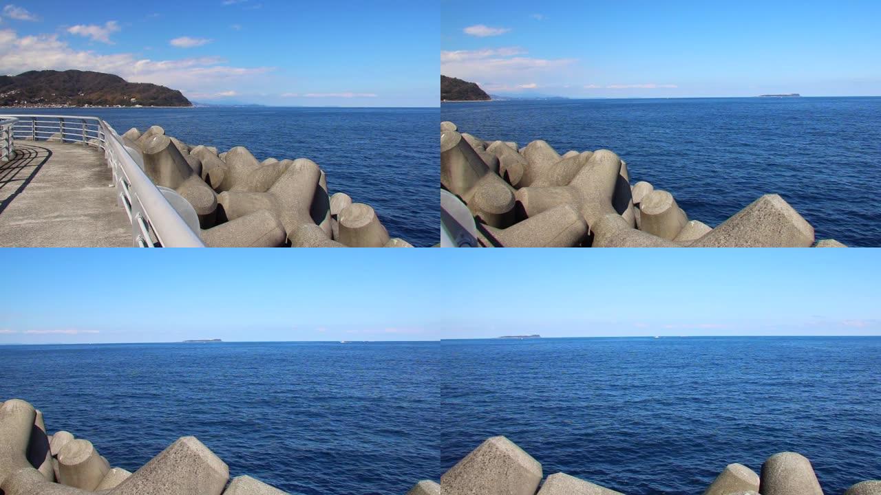 日本伊豆平静的海空晴朗