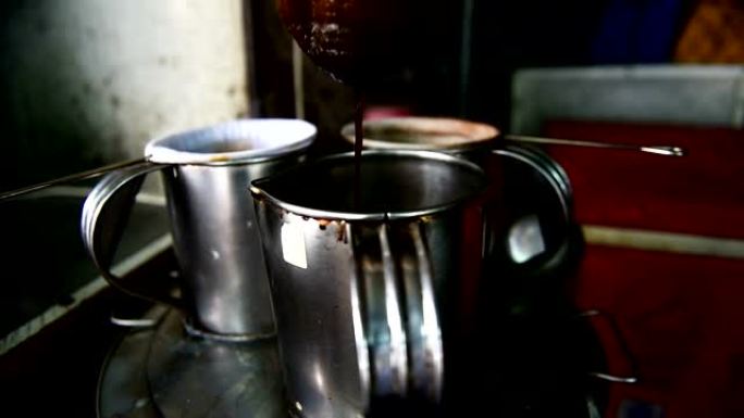 在乡村市场的小商店里，商人在他的小商店里煮咖啡