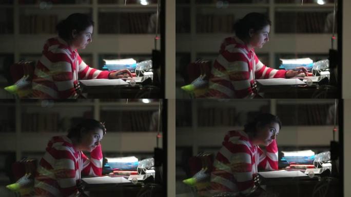 女人深夜在家在电脑前工作