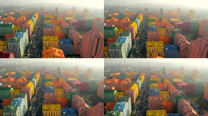 雾笼罩着有色建筑的居民区