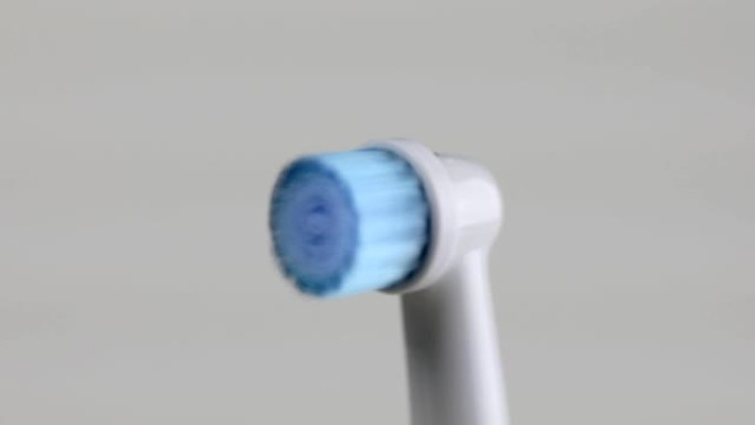 电动牙刷工作侧视图